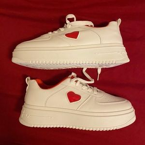 Heart graphic Lace -up from low - top skate shoes.